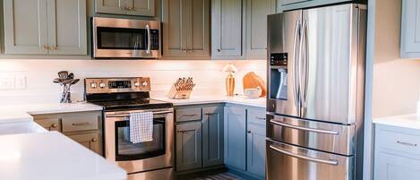 Kühlschrank, Mikrowelle, Ofen, Herdplatte