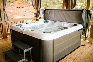 Outdoor spa tub - Luxe 4BR Designer Cabin  Hot Tub • Views • Fire (Cherry Log)