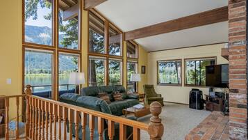 Cabin, 4 Bedrooms | Living area