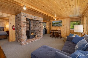 Cabin, 4 Bedrooms | Living area