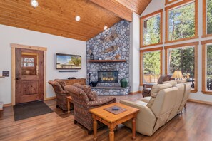 House, 3 Bedrooms | Living area - Getaway Moose 3 Bedroom Home by NW Comfy Cabins by RedAwning (Leavenworth)