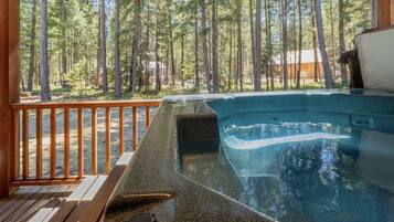 House, 3 Bedrooms | Outdoor spa tub