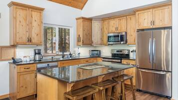 House, 3 Bedrooms | Private kitchen | Fridge, oven, coffee/tea maker, toaster