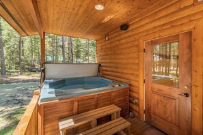 House, 3 Bedrooms | Outdoor spa tub