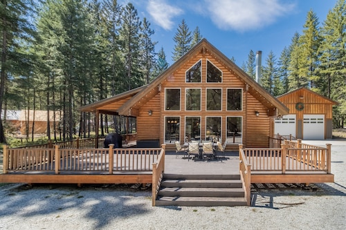 Getaway Moose 3 Bedroom Home by NW Comfy Cabins by RedAwning