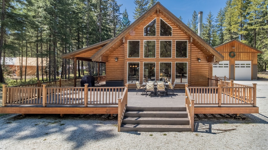 Getaway Moose 3 Bedroom Home by NW Comfy Cabins by RedAwning