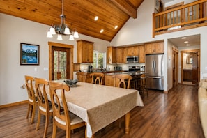 Dining - Getaway Moose 3 Bedroom Home by NW Comfy Cabins by RedAwning (Leavenworth)