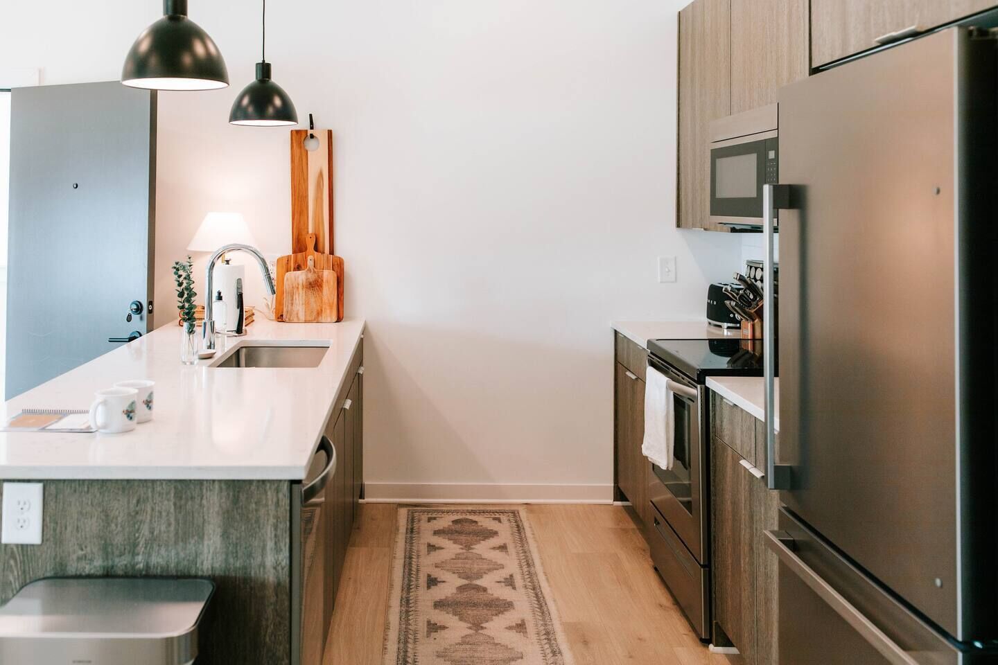 Jääkaappi, mikroaaltouuni, uuni, liesi