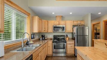 House, 1 Bedroom | Private kitchen | Fridge, oven, coffee/tea maker, toaster