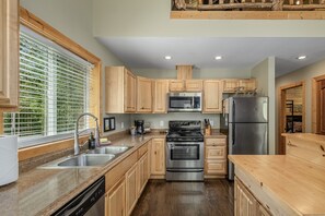 House, 1 Bedroom | Private kitchen | Fridge, oven, coffee/tea maker, toaster