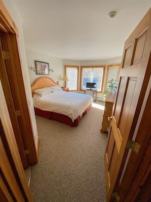 2 bedrooms, iron/ironing board, travel cot, free WiFi - Beautiful, sunny Jay Peak ski-in/ski-out condo! (Jay)
