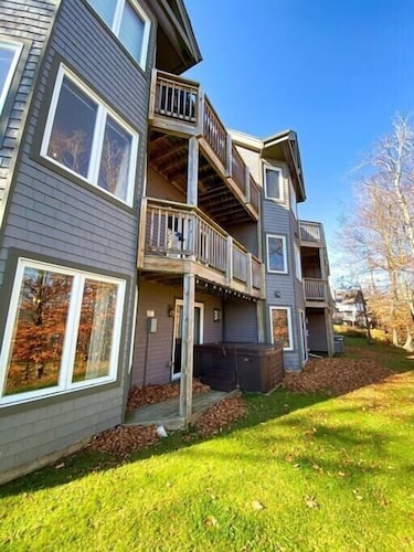 Beautiful Jay Peak ski-in/ski-out condo w/HOT TUB!