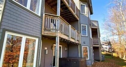 Beautiful Jay Peak ski-in/ski-out condo w/HOT TUB!