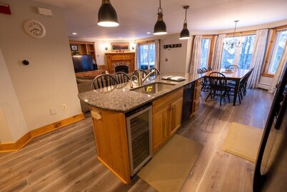 Mountains, golf, hikes, tram, waterpark and HOT TUB!