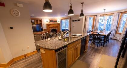 4 bdrm Jay Peak ski-in/ski-out condo w/HOT TUB!