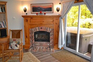 Interior - Ski to your 4 bdrm condo w/2 fireplaces and HOT TUB! (Jay)