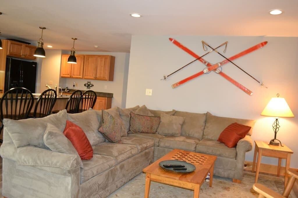 4 bdrms, golf, hiking, tram, waterpark and HOT TUB!