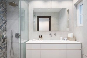 Douche, sèche-cheveux, serviettes fournies, savon