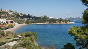 A coastal town with a beach, buildings, and a clear blue sea. - Daphne By Luxury Villas Skiathos (Skiathos)