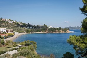 Accommodatie ligt op het strand, ligstoelen, strandlakens