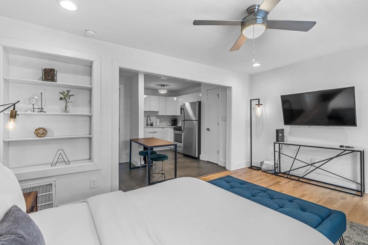 Superb Studio in Midtown!