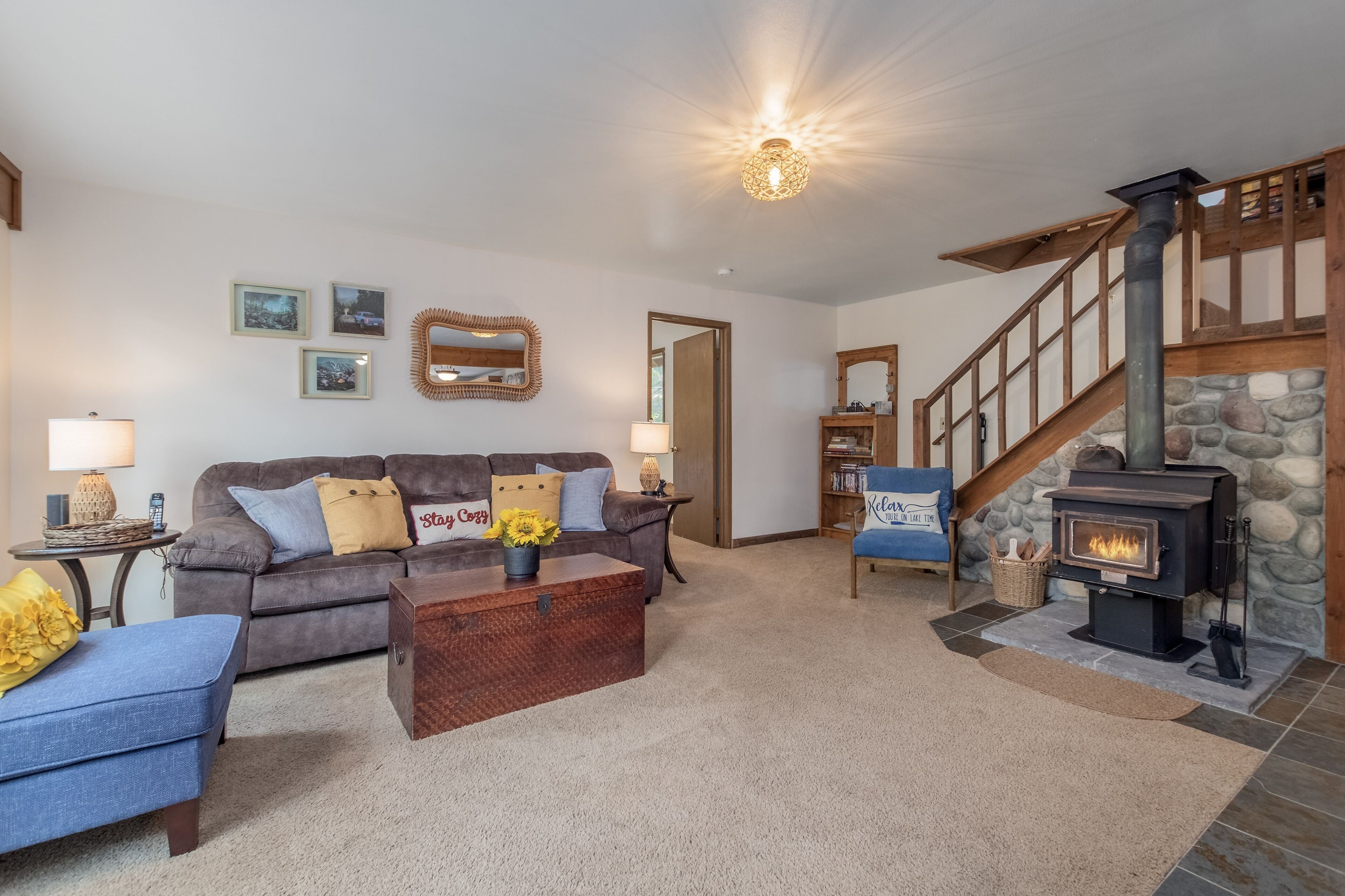 Cabaña, 3 habitaciones | Área de sala de estar | Servicios de streaming 