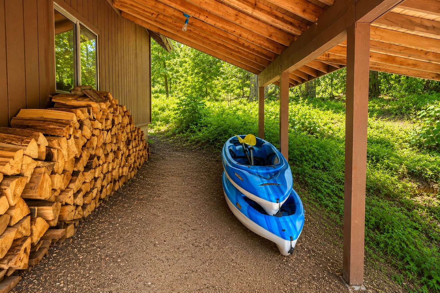 Una estructura de madera cubierta con un kayak y una pila de leña.