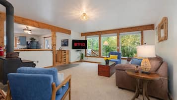Cabin, 3 Bedrooms | Living area | Streaming services