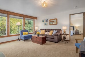 Cabaña, 3 habitaciones | Zona de estar | Servicios de streaming