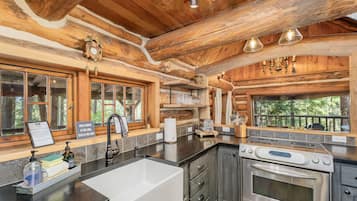 Cabin, 3 phòng ngủ | Bếp riêng | Tủ lạnh, lò nướng, dụng cụ pha cà phê/trà, lò nướng bánh mì