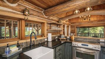 Cabin, 4 Bedrooms | Dapur peribadi | Peti sejuk, ketuhar, pembancuh kopi/teh, pembakar roti