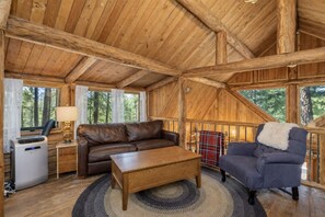 Cabin, 4 Bedrooms | Ruang tamu