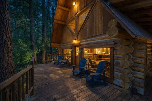 Guten Cabin 3 Bedroom Home by NW Comfy Cabins by RedAwning