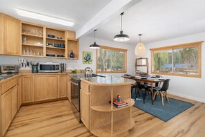 Hus, 3 soverom | Eget kjøkken | Kjøleskap, ovn, kaffetrakter/tekoker og brødrister