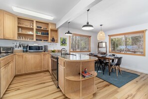 Casa, 3 habitaciones | Cocina privada | Refrigerador, horno, cafetera y tetera y tostadora 