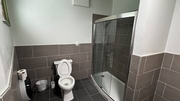 Douche, serviettes fournies, savon, papier toilette