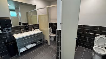 Douche, serviettes fournies, savon, papier toilette