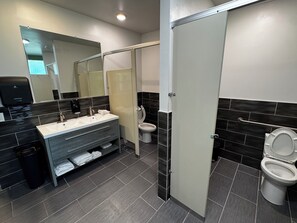 Ein modernes Badezimmer mit Waschtisch, Toilette und Duschbereich.