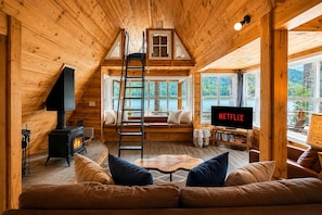 Studio | Living area - Doc Roy's Legacy On Fish Lake Home by NW Comfy Cabins by RedAwning (Leavenworth)