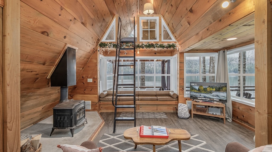 Doc Roy's Legacy On Fish Lake Home by NW Comfy Cabins by RedAwning