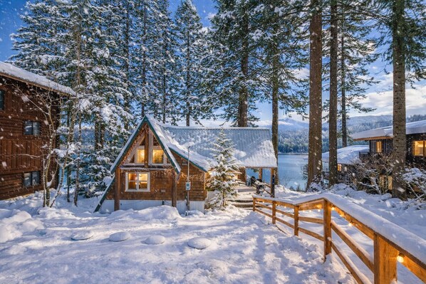 Studio | Property grounds - Doc Roy's Legacy On Fish Lake Home by NW Comfy Cabins by RedAwning (Leavenworth)