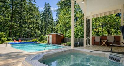 Maple Leaf Lodge 3 Bedroom Home by NW Comfy Cabins by RedAwning