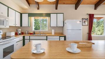 House, 3 Bedrooms | Private kitchen | Fridge, oven, coffee/tea maker, toaster