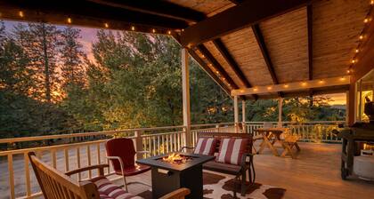 Maple Leaf Lodge 3 Bedroom Home by NW Comfy Cabins by RedAwning