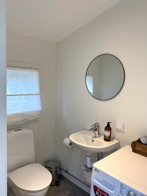 Douche, sèche-cheveux, serviettes fournies, savon