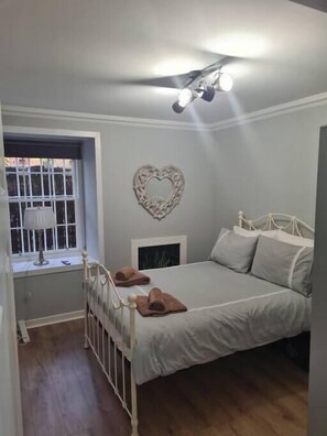 2 bedrooms, iron/ironing board, travel cot, WiFi - Stylish Garden Flat in Central Glasgow (Glasgow)