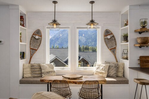 Berg Haus 1 Bedroom Home by NW Comfy Cabins by RedAwning