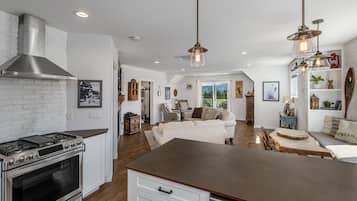 House, 1 Bedroom | Private kitchen | Fridge, oven, coffee/tea maker, toaster