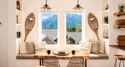 Berg Haus 1 Bedroom Home by NW Comfy Cabins by RedAwning