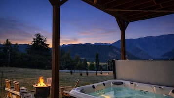 House, 1 Bedroom | Outdoor spa tub